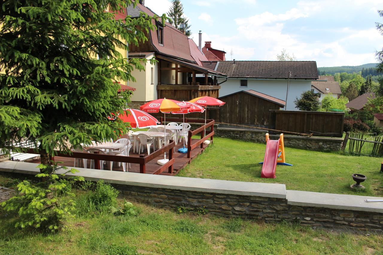 Chalupa Pohádka Železná Ruda Esterno foto